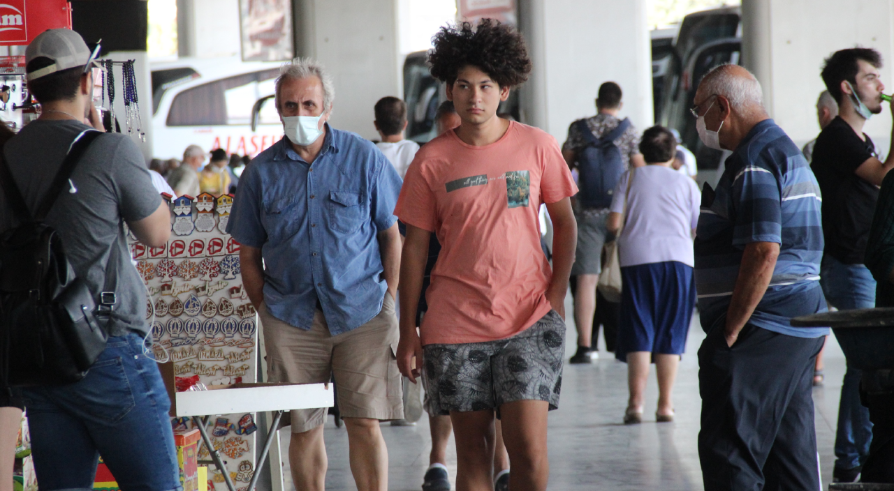 İzmir'de 18 yaşından küçüklere otobüs ve uçak bileti satışı yasaklandı